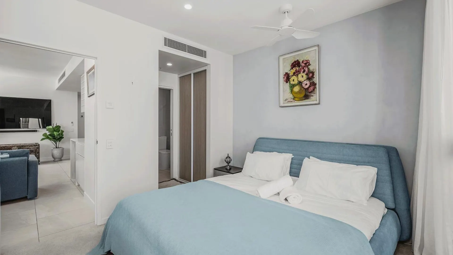 2 Bedroom Ocean-Viewing Apartment Gold Coast