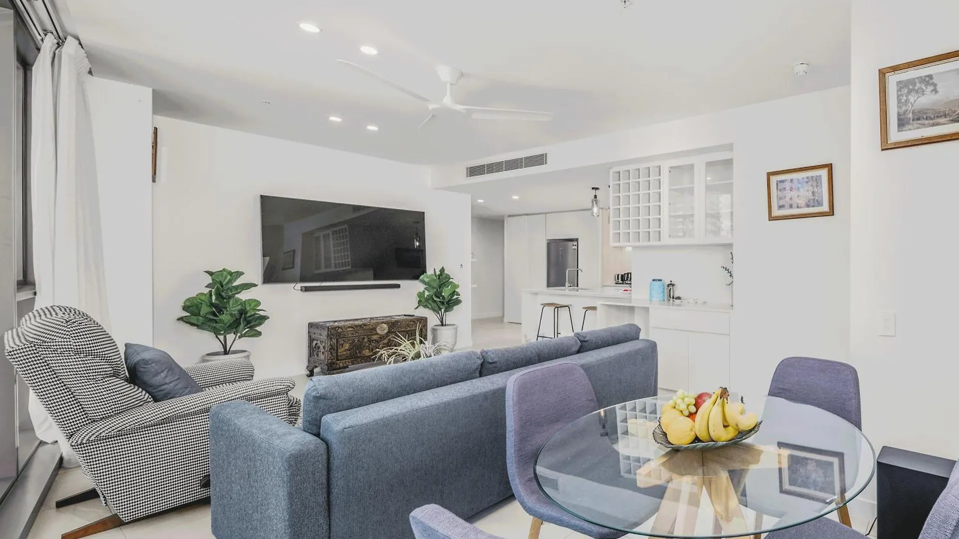 2 Bedroom Ocean-Viewing Apartment Gold Coast Australia